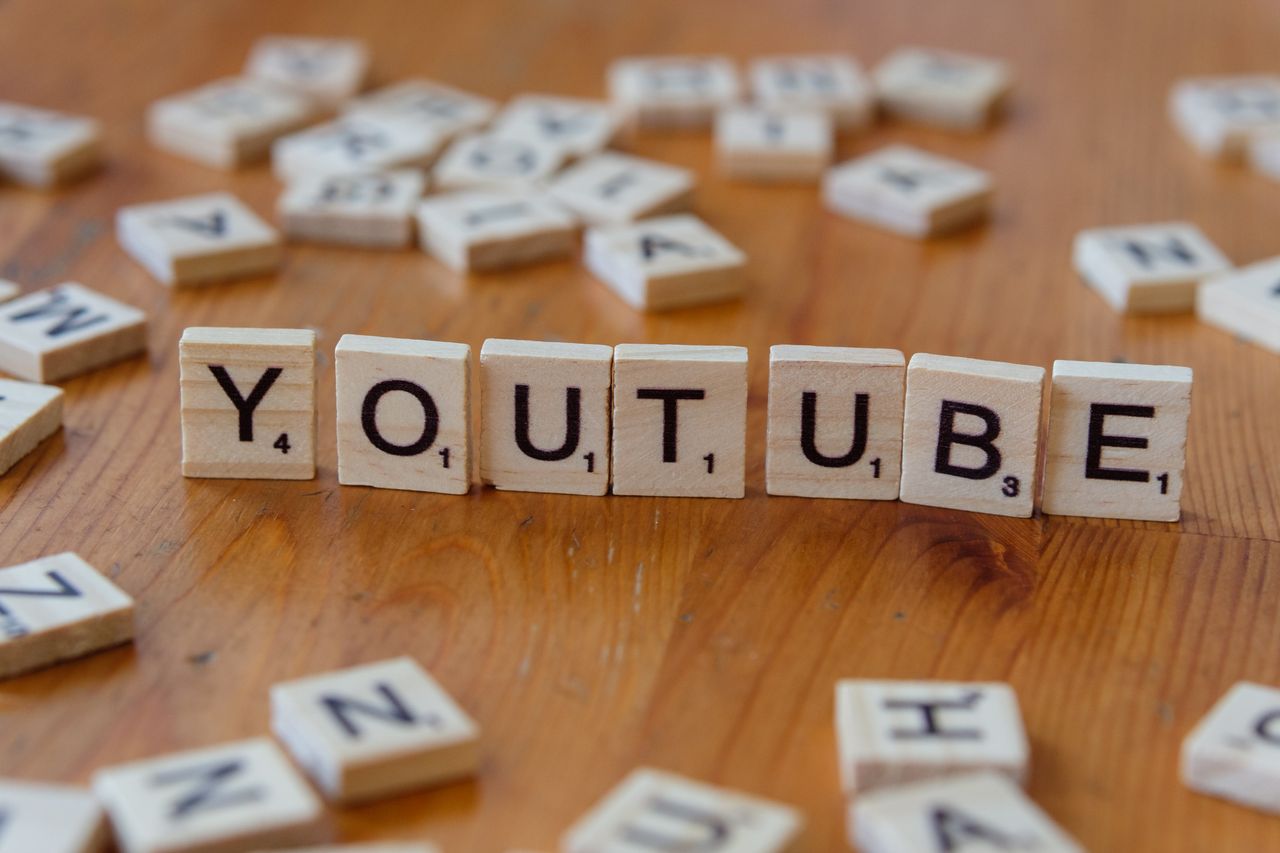 services-01 Des lettres en bois formant YOUTUBE sur une surface en bois, symbolisant le partage de vidéos et le streaming.